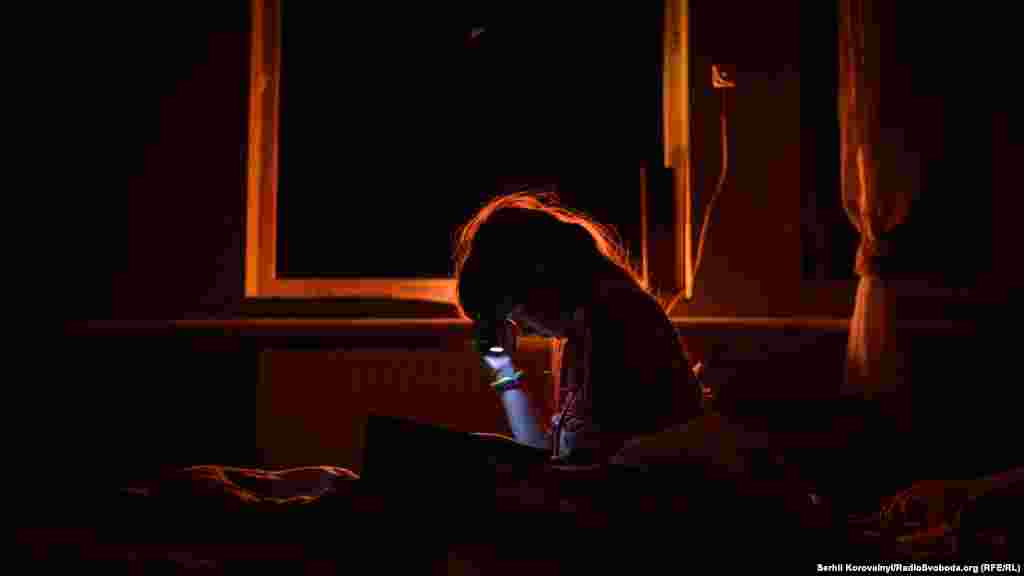 Дівчина, що на фотографії, захворіла, і лікар не дозволив їй ночувати в наметі тієї ночі