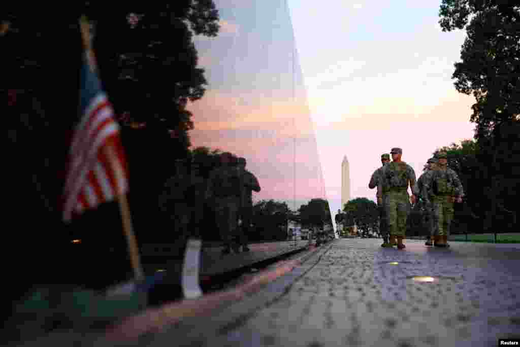 Члены Национальной гвардии. Президент США Дональд Трамп развернул Нацгвардию и приказал увеличить присутствие федеральных правоохранительных органов для помощи в предотвращении преступлений, США, 23 августа 2025 года. REUTERS/Jose Luis
