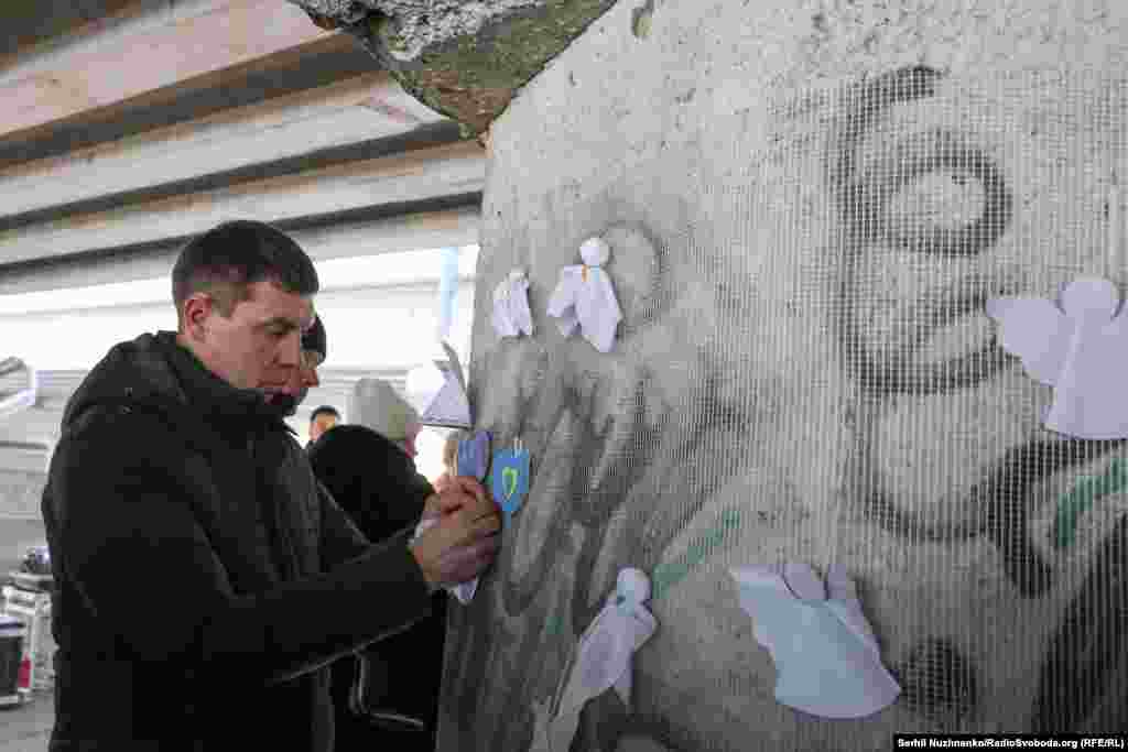 На опори мосту присутні прикріпили янголів, які зробили діти 