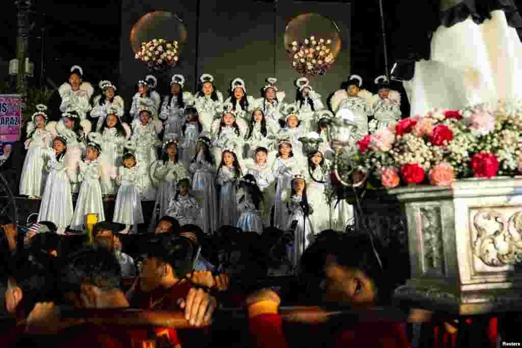 Djeca obučena kao anđeli posmatraju procesiju povodom Uskrsa, Apalit, Pampanga, Filipini, 20. aprila 2025.