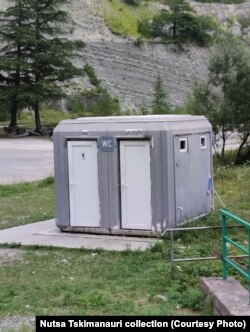 ტუალეტი ენგურჰესის ატრაქციაზე