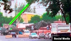 Snimak s društvenih mreža uklanjanja Lenjinove statue u Ošu.