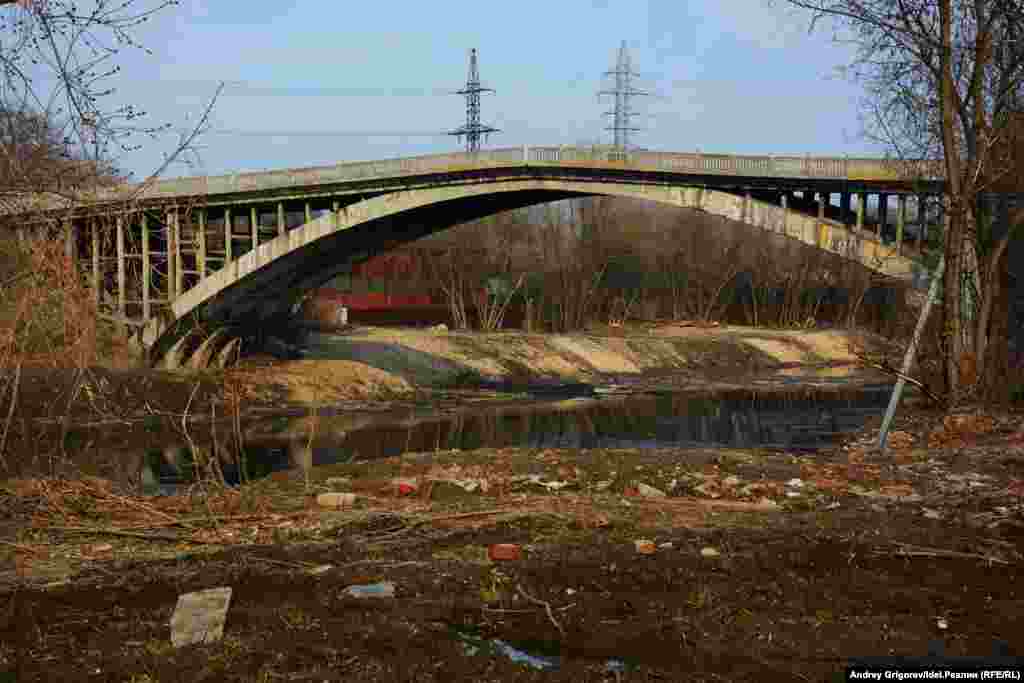 Мост через старое русло Казанки. Движение закрыто уже много лет. Даже для пешеходов. 