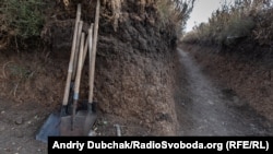 Лопати та відстріляні гільзи від кулемету ДШК на передових позицій української армії біля селища Богданівка, 26 вересня 2019 року