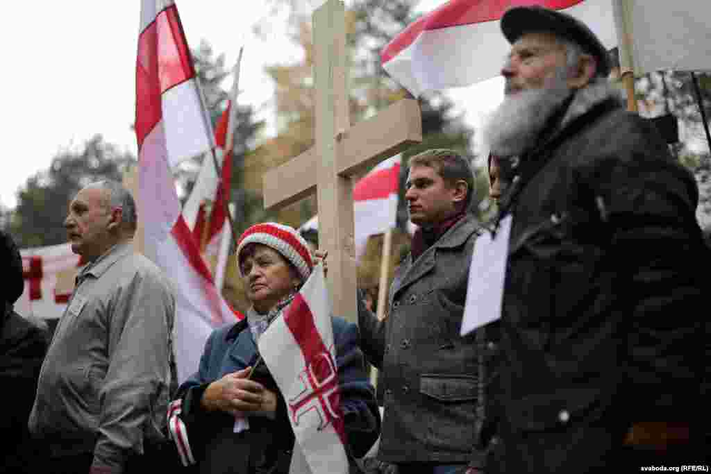 Удзельнікі шэсьця прынесьлі некалькі новых крыжоў, каб усталяваць іх ва ўрочышчы Курапаты