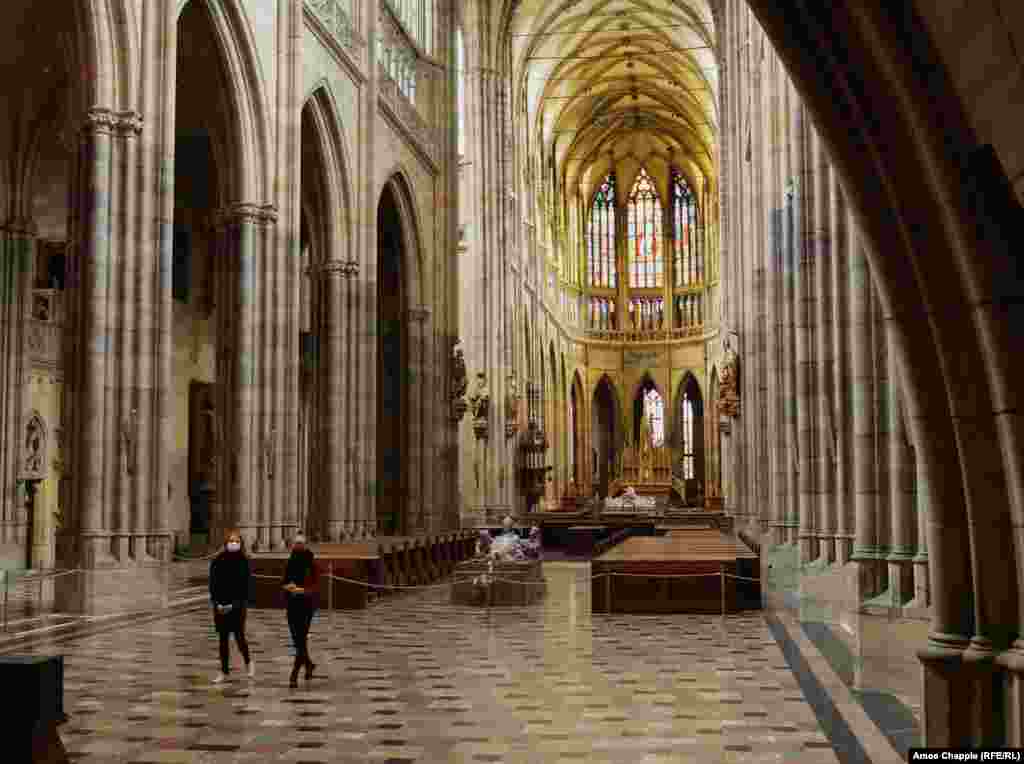 Дві чеські дівчини гуляють у мовчазному соборі Святого Віта. Більшість відвідувачів, яких зустріли журналісти Радіо Свобода / Радіо Вільна Європа, – чехи з Праги та інших частин країни