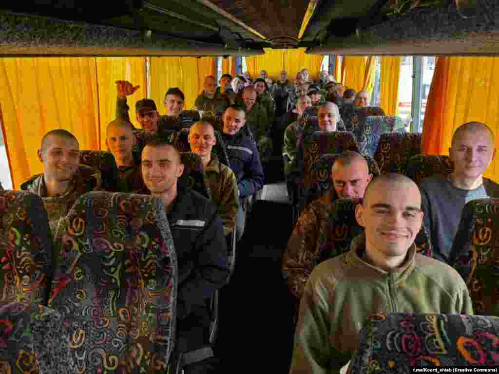 Повернення українських захисників з полону РФ.«Щодня ми боремося за наших людей. Обовʼязково зробимо все, щоб повернути кожного й кожну», – написав український президент