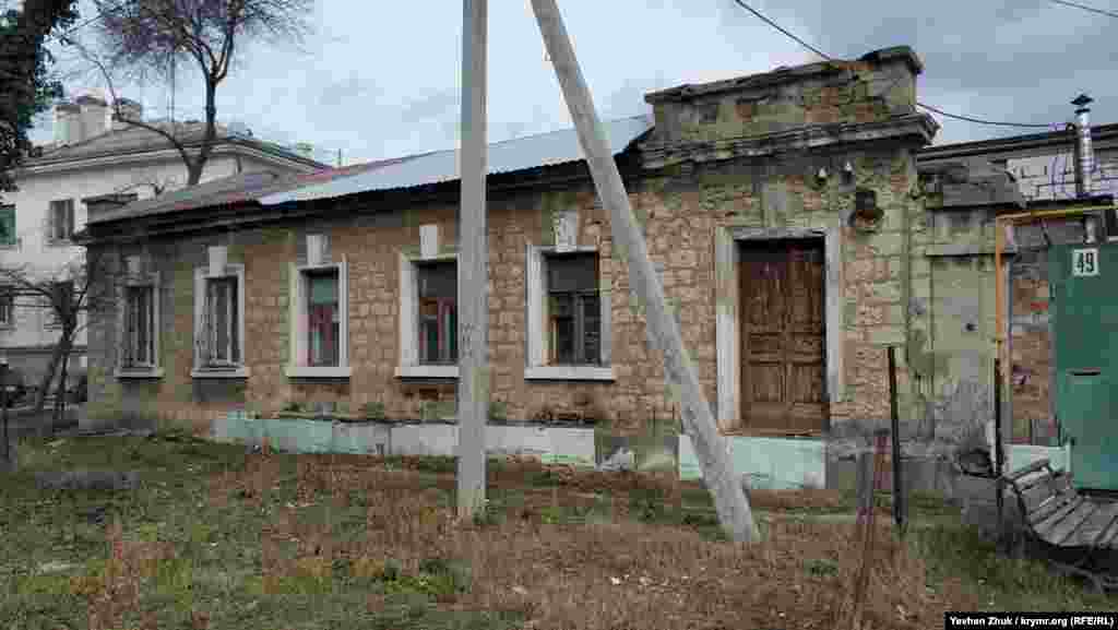 На улице Карла Либкнехта есть старый дом, которому точно более ста лет – №49. О возрасте свидетельствует портик над двустворчатыми входными дверями, сложенные из тесаного камня стены и фундамент из этого же камня