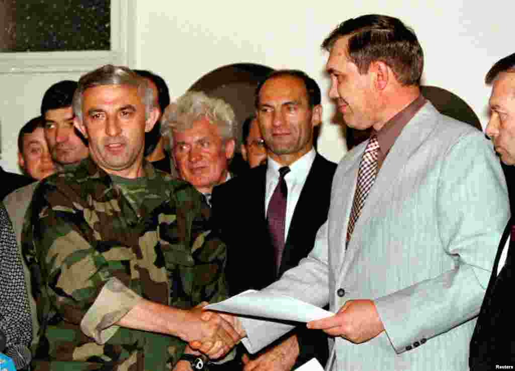 Генерал Александр Лебедь со стороны РФ и Аслан Масхадов со стороны Ичкерии пожимают друг другу руки, 31 августа 1996 года. Лебедь объявил о завершении 20-месячного военного конфликта, после того как были согласованы шаги по установлению мира в республике – их называют Хасавюртовскими соглашениями Сайт Кавказ.Реалии рассказывал, как было подписано, а затем нарушено одно из главных соглашений в истории непризнанной республики и как к нему относятся участники чеченской делегации тех лет – в свете войны в Украине