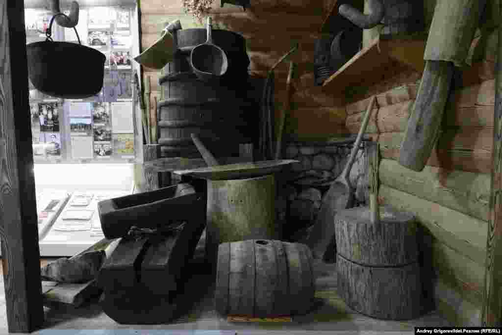 До революции с помощью всей этой утвари богатая семья варила пиво. Теперь её место в коллекции этнографического центра деревни Малый Сундырь. 