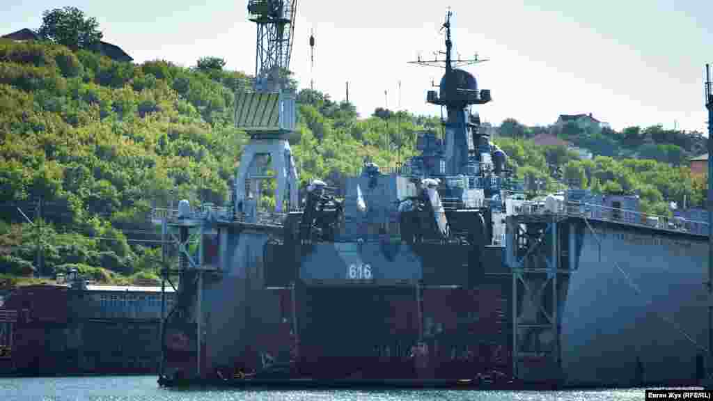 В одному з сухих доків докового комплексу стоїть на ремонті малий ракетний корабель «Самум», що входить до складу російського Чорноморського флоту