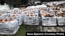 Черепица, снятая с крыши Ханского дворца, Бахчисарай, 5 февраля 2018 год