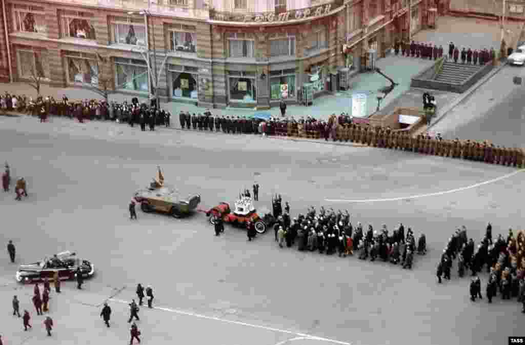 Похоронна процесія Гагаріна і Серьогіна