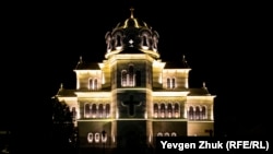 «Ночь музеев» в Херсонесе: волшебная подсветка, очереди, несоблюдение масочного режима, еж и кот (фотогалерея)