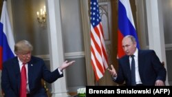 Дональд Трамп (л) і Володимир Путін (п) на початку зустрічі в Хельсінкі, 16 липня 2018 року