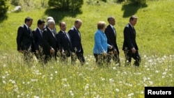 Президент США Барак Обама, премьер-министр Великобритании Дэвид Кэмерон и канцлер ФРГ на саммите "Большой семёрки" в Крюне, 7 июня 2015 года