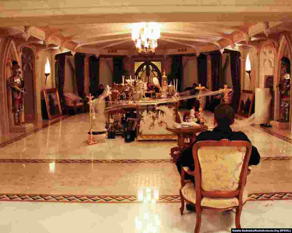 Люди из самообороны Майдана несут охрану до тех пор, пока все ценности не будут вывезены в Национальный художественный музей.