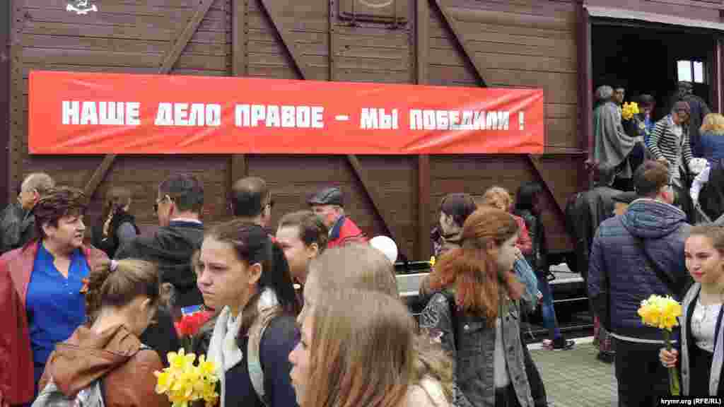 Прибуття потягу «Побєда» до Керчі. Окупований Крим, 11 квітня 2017 року