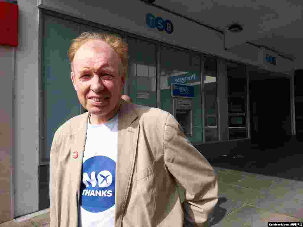 Человек в футболке с лозунгом противников независимости: "Спасибо, нет!"