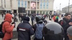 В Петербурге задерживают активистов на пикетах против поправок в Конституцию В Петербурге задерживают активистов на пикетах против поправок в Конституцию