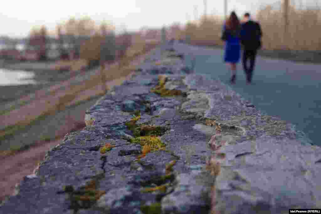 В отличие от разрекламированной кремлевской набережной, на Портовой дамбе – тишина. 