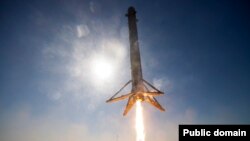 Перший ступінь ракети компанії Space-X здійснює вертикальну посадку на Землю в ході технічних випробувань, квітень 2016 року