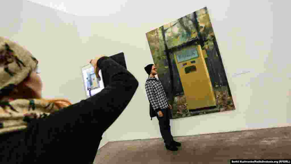 «Газвода».У нульові роки художник звернув увагу і на побутові предмети – у його роботах вони виростають до «несусвітних» розмірів