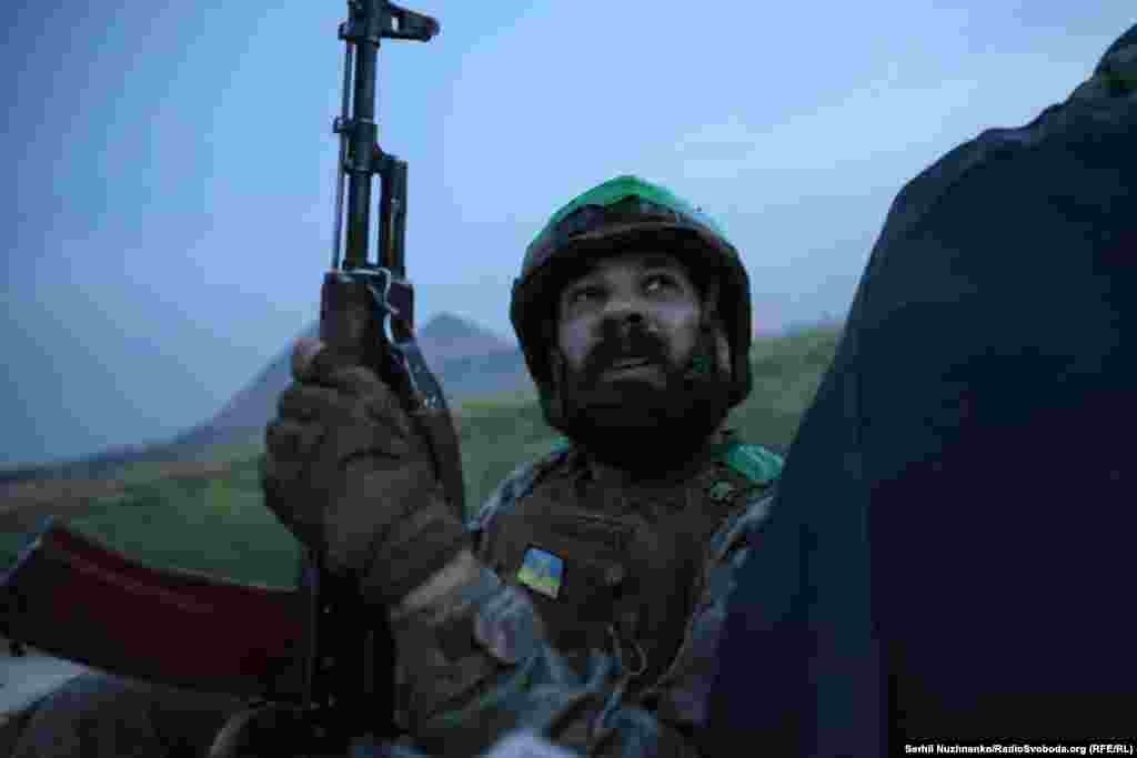 35-річний Рустам – аеророзвідник 25-ї окремої повітрянодесантної Січеславської бригади. В цивільному житті працював екскаваторником. На війні – з лютого 2022-го. На фото Рустам слідкує за небом під час виїзду з позицій, щоб збити російські FPV-дрони, які можуть полювати за авто. Покровський напрямок, серпень 2024-го.  