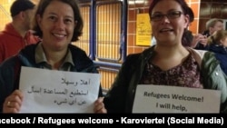 Активисты гамбургской группы Refugees Welcome приветствуют беженцев