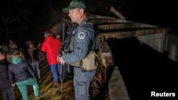 Pripadnik kosovske policije blizu oštećenog kanala u selu Varage, opština Zubin Potok, 29. novembar 2024.