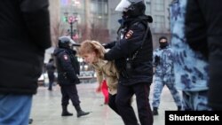 Затримання протестувальниці на акції на підтримку Навального, Москва, 31 січня 2021 року
