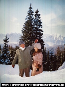 Чаушеску посипає снігом голову своєї дружини під час чергового полювання в 1976 році