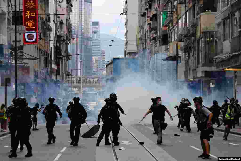 Працівники сил спецпризначення поліції використовують проти протестувальників подразливий газ. Гонконжці знову вийшли на вулиці через незгоду з новим законом про національну безпеку 1 липня, день, коли 23 роки тому Велика Британія передала Гонконг під керівництво Китаю