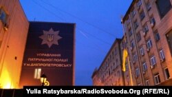 Внаслідок нападу 25 вересня 2016 року в Дніпрі загинули патрульні: 27-річний Артем Кутушев і 36-річна Ольга Макаренко
