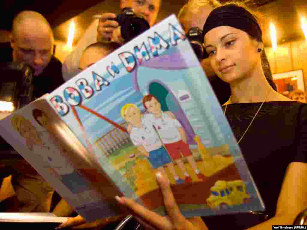 ... пообещав лучшему раскрасчику прошлогодний календарь с автографами девушек-моделей. 