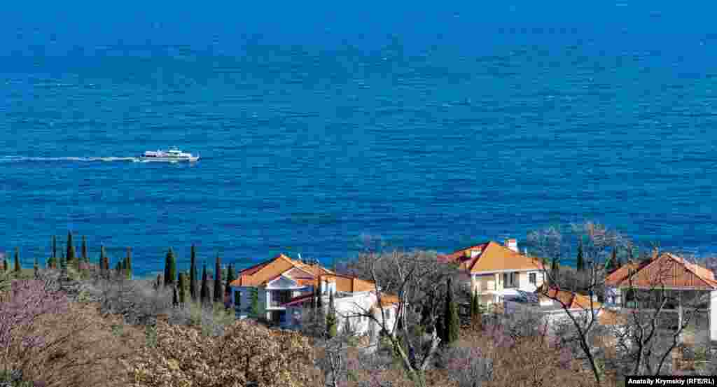 Теплоход движется в сторону «Ласточкиного гнезда»