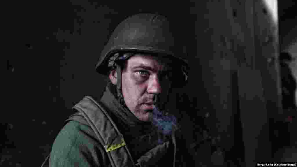 Сергій «Танас» ТАНАСОВ, сержант 79-ї окремої аеромобільної бригади: «Дуже не сподобалося, що сепаратисти зайняли церкву, і обстрілювали нас звідти. А ми не могли стріляти по церкві. Релігійні споруди не можна займати за всіма воєнними канонами... А тут, з церкви, снайпери довго й ретельно «працювали» по нас...  Наприкінці нашої роботи дуже багато снайперів прибуло до них. Три ночі нас просто не випускали з бригади. Щільно прострілювали і шлях між старим та новим терміналом, і навіть сам вихід зі старого терміналу. І міни, до речі, теж постійно падали. Ми три доби були без води, бойові комплекти не могли поповнити». Детальніше – тут.  