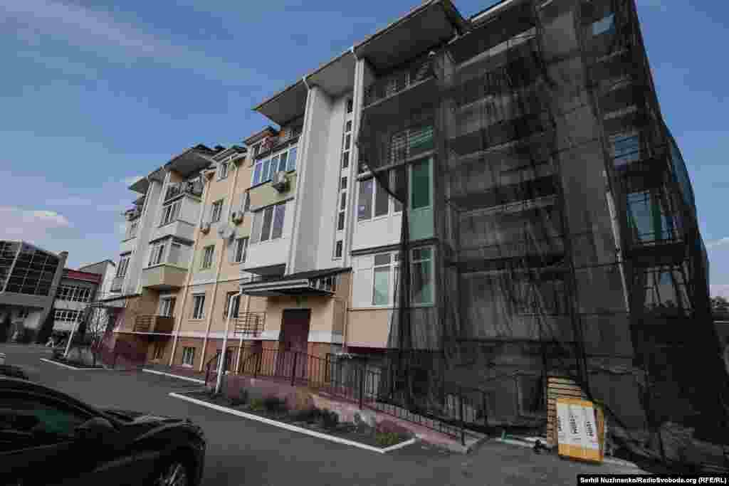 Пошкоджений житловий будинок в одному з районів Ірпеня. Деякі будинки відновлюють майже з «нуля», в інших, як на фото, за три роки відновили лише пошкоджений фасад.Ліворуч фото від 11 березня 2022, праворуч – березень 2025 року