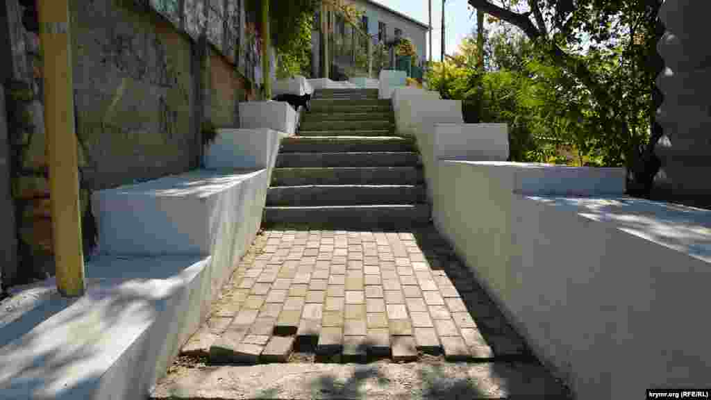 Трап Водопьянова – лестница, которая соединяет площадь Захарова и микрорайон Инженерки, этим летом здесь прошел капитальный ремонт по российским стандартам, но плитку уложили небрежно