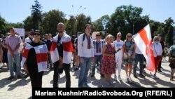 Як повідомляє кореспондент Радіо Свобода, близько сотні людей із біло-червоними прапорами йшли центром Києва – від Михайлівської площі до посольства Білорусі в Україні, де пройшов мітинг