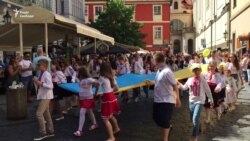 У Празі влаштували святковий Мегамарш вишиванок – відео У Празі влаштували святковий Мегамарш вишиванок – відео