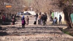 Сокинони деҳаи Дарнайчӣ мегӯянд, "об лозим нест, роҳҳоямонро барқарор кунед!" Сокинони деҳаи Дарнайчӣ мегӯянд, "об лозим нест, роҳҳоямонро барқарор кунед!"