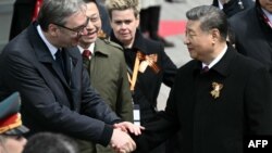Predsednik Srbije Aleksandar Vučić i predsednik Kine Si Đinping rukuju se u Moskve 9. maja 2025. tokom obeležavanja 80. godišnjice pobede Sovjetskog Saveza nad nacističkom Nemačkom u Drugom svetskom ratu