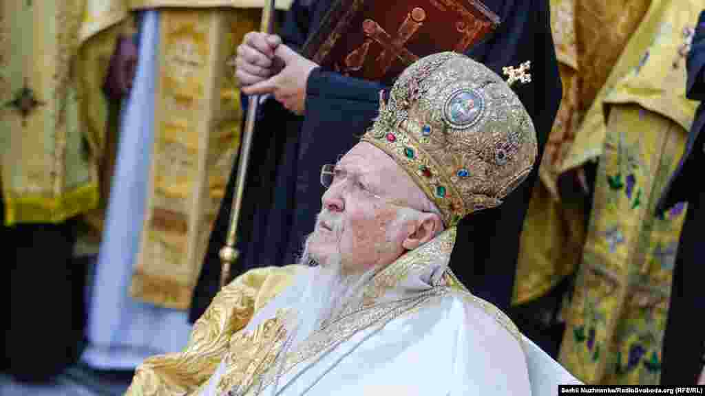 «Блаженнійший Митрополите Київський, владико Епіфаніє, вельми любий у Христі брате. Я ще раз наголошую, що сьогодні Константинопольська Церква-Матір, як і Патріарх, радіє та тішиться поступу та добробуту Православної Церкви України. Не бійтеся проблем та труднощів, оскільки Велика Церква будує на непорушному та непохитному  фундаменті «а він є Ісус Христос», – зазначив у своїй проповіді Вселенський патріарх