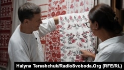 Юрій Мельничук, майстер народного мистецтва з вишивки, та Галина Терещук, кореспондентка Радіо Свобода