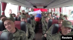 Российские военнослужащие после очередного обмена пленными