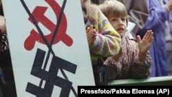 Архівне фото. Під час акції «Балтійський шлях», коли понад два мільйони людей вишикувалися в живий ланцюг між Таллінном, Ригою і Вільнюсом, щоб показати всьому світові своє бажання отримати незалежність від Радянського Союзу. Таллінн, 23 серпня 1989 року.