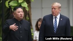 Президент США Дональд Трамп (праворуч) із лідером Північної Кореї Кім Чен Ином