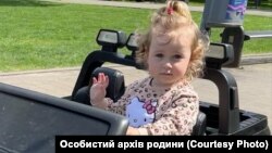 Дворічну Лізу, яка любила обійматися і обожнювала машинки, убила ракета РФ, поціливши в їхній будинок