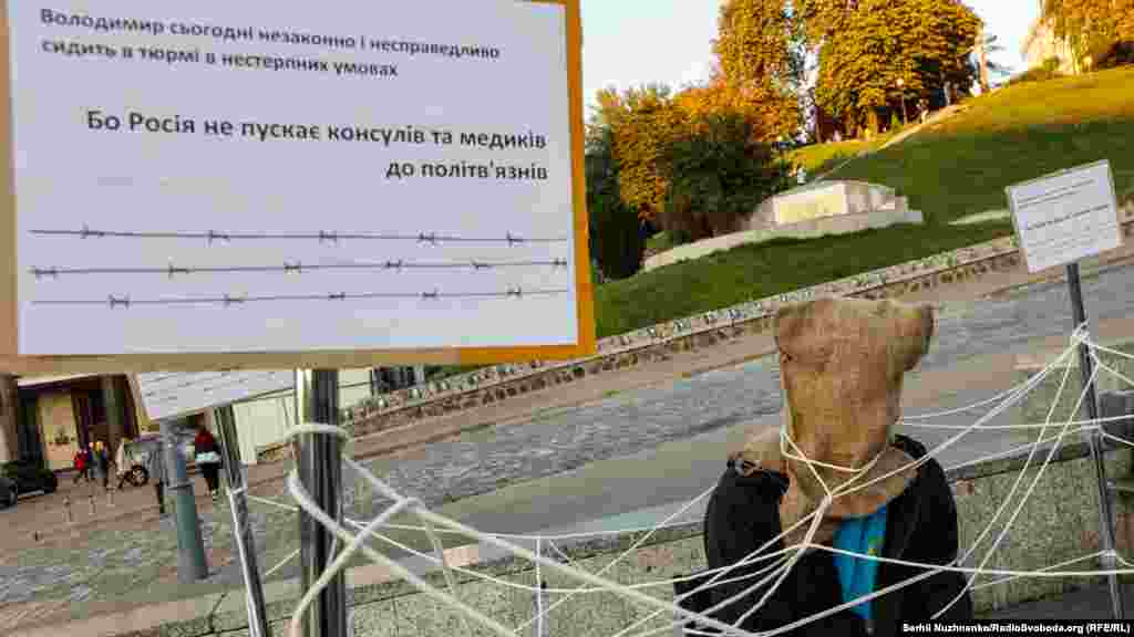 «Владимир сегодня незаконно и несправедливо сидит в тюрьме в невыносимых условиях, потому что Россия не пускает медиков и консулов к политзаключенным», – написано на плакате